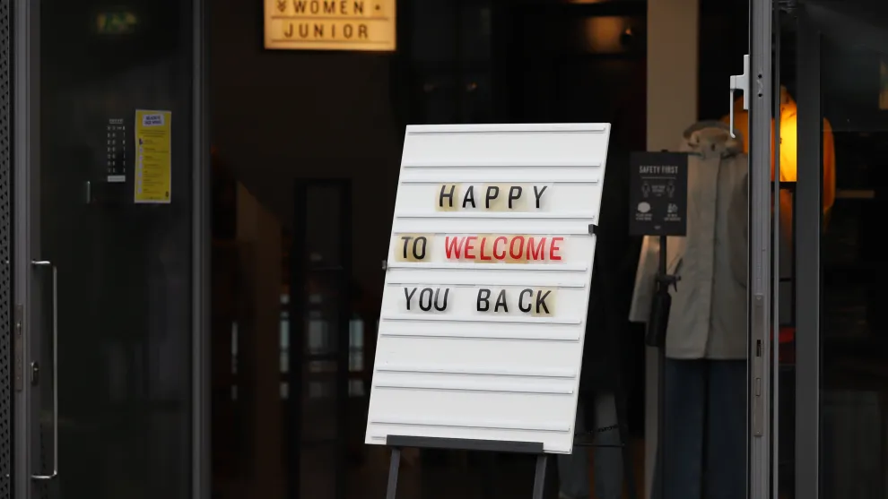 Schild mit der Aufschrift: Happy to welcome you back